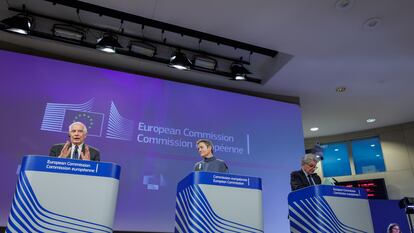 Desde la izquierda, el alto representante para la Política Exterior de la UE, Josep Borrell, la vicepresidenta de la Comisión, Margrethe Vestager, y el comisario de Mercado Interior, Thierry Breton.