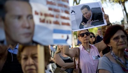 People hold a protest in favor of Alberto Nisman.