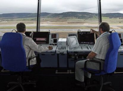 Controladores en la torre del aeropuerto privado de Ciudad Real.