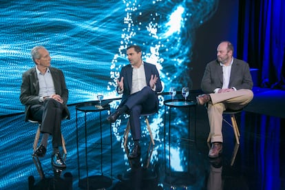 De izquierda a derecha, Víctor Canivell, cofundador de Qilimanjaro Quantum Tech; Borja Oyarzábal, CEO y socio fundador de Tresmares Capital, y Jesús Contreras, director de EIT Digital South.
