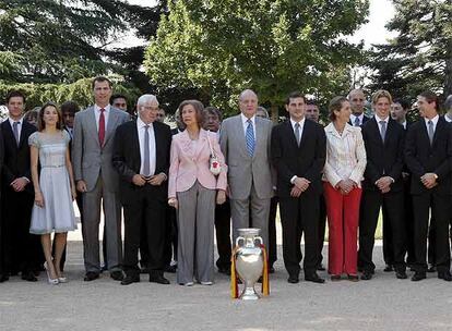 Los Reyes, los Príncipes de Asturias y la Infanta Elena posan con la selección al completo. La Copa de Europa preside la fotografía.