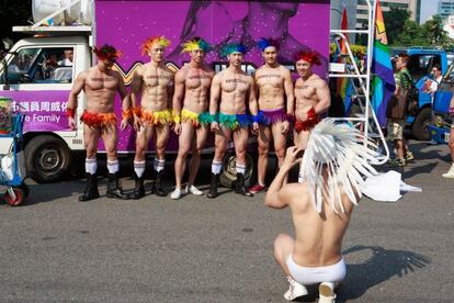 Un grupo de manifestantes durante el Orgullo gay en Taipei.