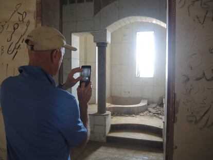 Neil, turista estadounidense, fotografía con su móvil uno de los jacuzzis del palacio de Sadam Husein en Babilonia, el pasado 28 de marzo.