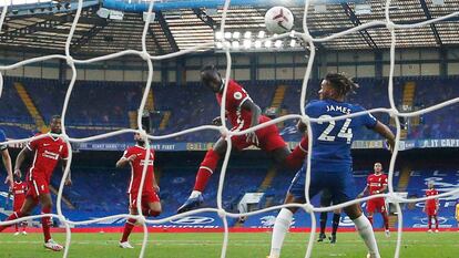 Sadio Mané marca de cabeza en Stamford Bridge.