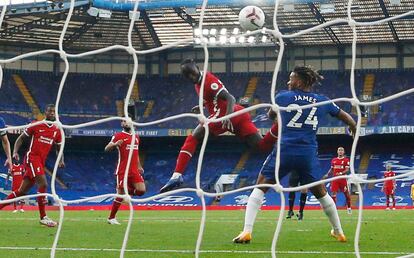 Sadio Mané marca de cabeza en Stamford Bridge.