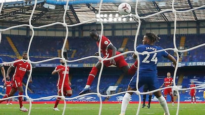 Sadio Mané marca de cabeza en Stamford Bridge.