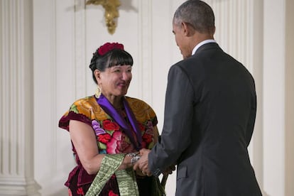 El presidente condecora a la escritora de origen mexicano Sandra Cisneros.