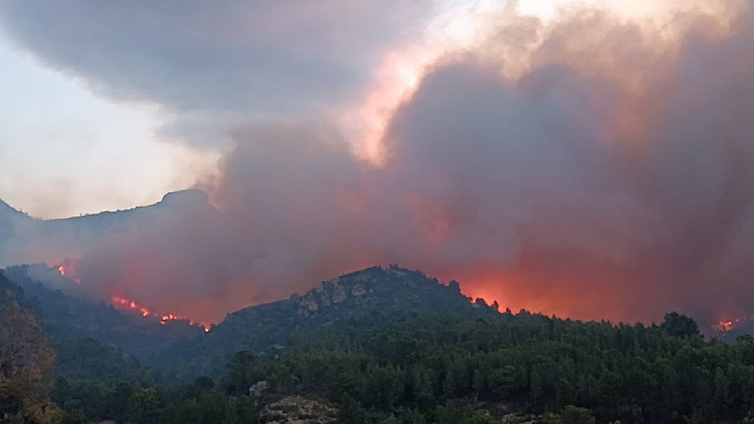 El viento nocturno complica la extinción del fuego en Paüls (Tarragona), que ya quema 2.300 hectáreas