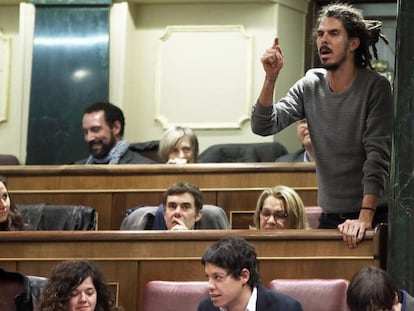 Alberto Rodríguez, de Podemos, durante la constitución de las Cortes.