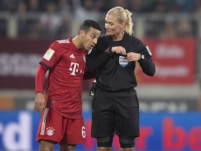 Steinhaus dialoga con Thiago durante el Augsburgo-Bayern de la Bundesliga.