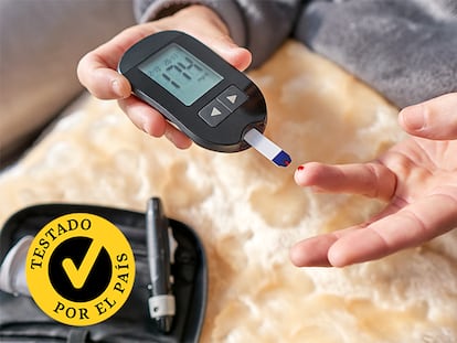 Una persona usando un medidores de glucosa