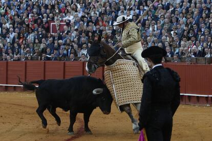 El toro 'Orgullito', en el tercio de varas.