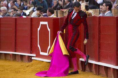 Leandro se moja las zapatillas antes de torear a su primer toro en la Maestranza.