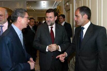 Francisco Camps, con Alberto Ruiz Gallardón y Mariano Rajoy, ayer en Madrid.