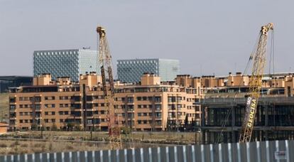 Nueva sede del BBVA en construcción con el edificio de Telefónica