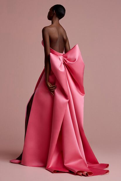 Ya en la primavera-verano de 2018 Viktor & Rolf anticipaba el advenimiento de la lazada con esta espectacular creación.