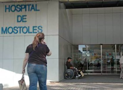 Puerta de entrada al hospital de Móstoles.