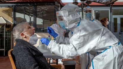 Una sanitaria realiza un test PCR a una mujer de una residencia de Barcelona.