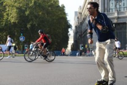 Recorrer Madrid sobre patines en línea puede ser una manera original de conocer la ciudad. En la foto, el cruce de la calle de Alcalá con el paseo de Recoletos.