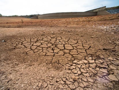 Parte seca da barragem de Santa Maria. Reserva chegou aos 48% de sua capacidade.