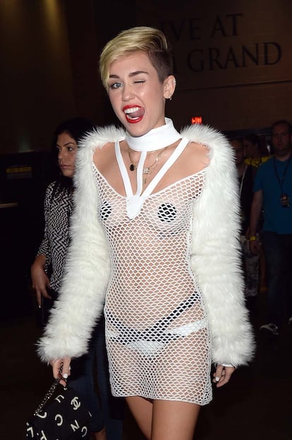 Miley apuesta por el diseño español con este sugerente conjunto de Maria Ke Fisherman. Ella prefiere no dejar nada a la imaginación ocultando lo justo de una trabajada anatomía que sudor (y horas de gimnasio) le ha costado a la cantante.