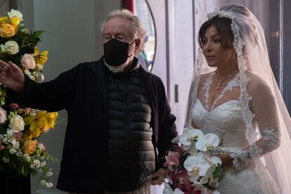 Ridley Scott com Lady Gaga na filmagem de 'Casa Gucci'.