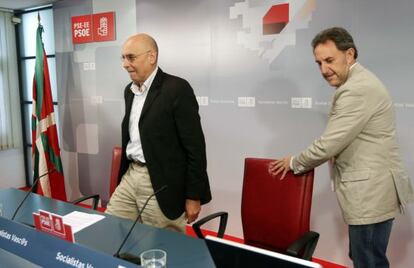 Ares, a la izquierda, junto al secretario de Organización del PSE, Alfonso Gil, durante la rueda de prensa de esta mañana en Bilbao.