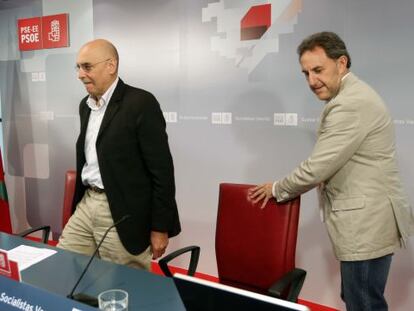 Ares, a la izquierda, junto al secretario de Organización del PSE, Alfonso Gil, durante la rueda de prensa de esta mañana en Bilbao.