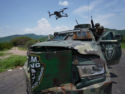 Un vehículo del Cartel Jalisco Nueva Generación y un dron forman un retén en el municipio de Aguililla, Michoacán en abril del 2021.