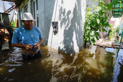Un vecino camina por el patio de su vivienda inundada en la ciudad de Nova Kajovka, en la región de Jersón, este miércoles.
