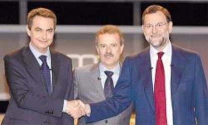 Zapatero apela al avance social y Rajoy golpea con los precios