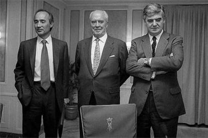 El presidente Rafael del Pino (izquierda), junto a su padre y el vicepresidente Santiago Bergareche.