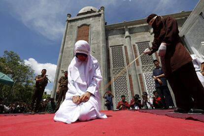 Una mujer es fustigada delante de cientos de personas en la mezquita Al Furqon, en Banda Aceh (Indonesia). Tres parejas de Aceh han sido condenadas a ser azotadas por violar la Sharia. La flagelación es uno de los castigos impuestos en Aceh por quebrantar la ley islámica.