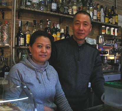 Yan Lin y Qiu detrás del mostrador del Bar Bodega Calvo