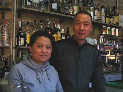 Yan Lin y Qiu detrás del mostrador del Bar Bodega Calvo