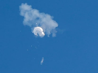 Momento en que la fuerza aérea de Estados Unidos derriba un globo sobre su costa oeste.