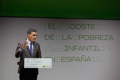 El presidente del Gobierno, Pedro Sánchez, da un discurso durante su participación en la clausura del acto de la presentación del estudio 'El coste de la pobreza infantil en España', el 6 de marzo en Madrid.