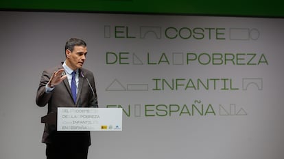 El presidente del Gobierno, Pedro Sánchez, da un discurso durante su participación en la clausura del acto de la presentación del estudio 'El coste de la pobreza infantil en España', el 6 de marzo en Madrid.