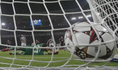 Arutro Vidal anota de penalti un gol para el Juventus.