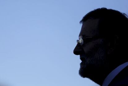 Imagen silueteada de Mariano Rajoy durante su visita a Sevilla, el 24 de noviembre.