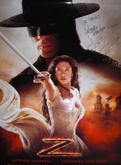 El actor malagueño Antonio Banderas ha entregado a la causa este póster de la película 'El zorro'