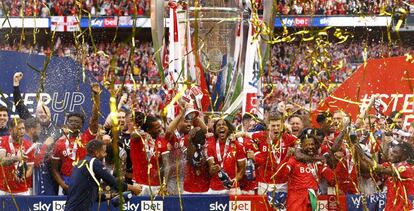 Los jugadores del Nottingham Forest celebran la victoria en el Play Off de ascenso a la Premier League.