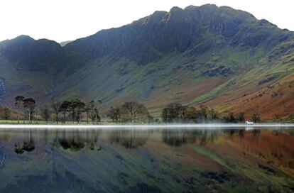 Colores otoñales reflejados en el lago Buttermere en Cumbria, Inglaterra. 

