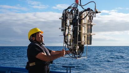 Osvaldo Ulloa, durante la investigación con el Schmidt Ocean Institute, a la altura de Iquique, Chile.