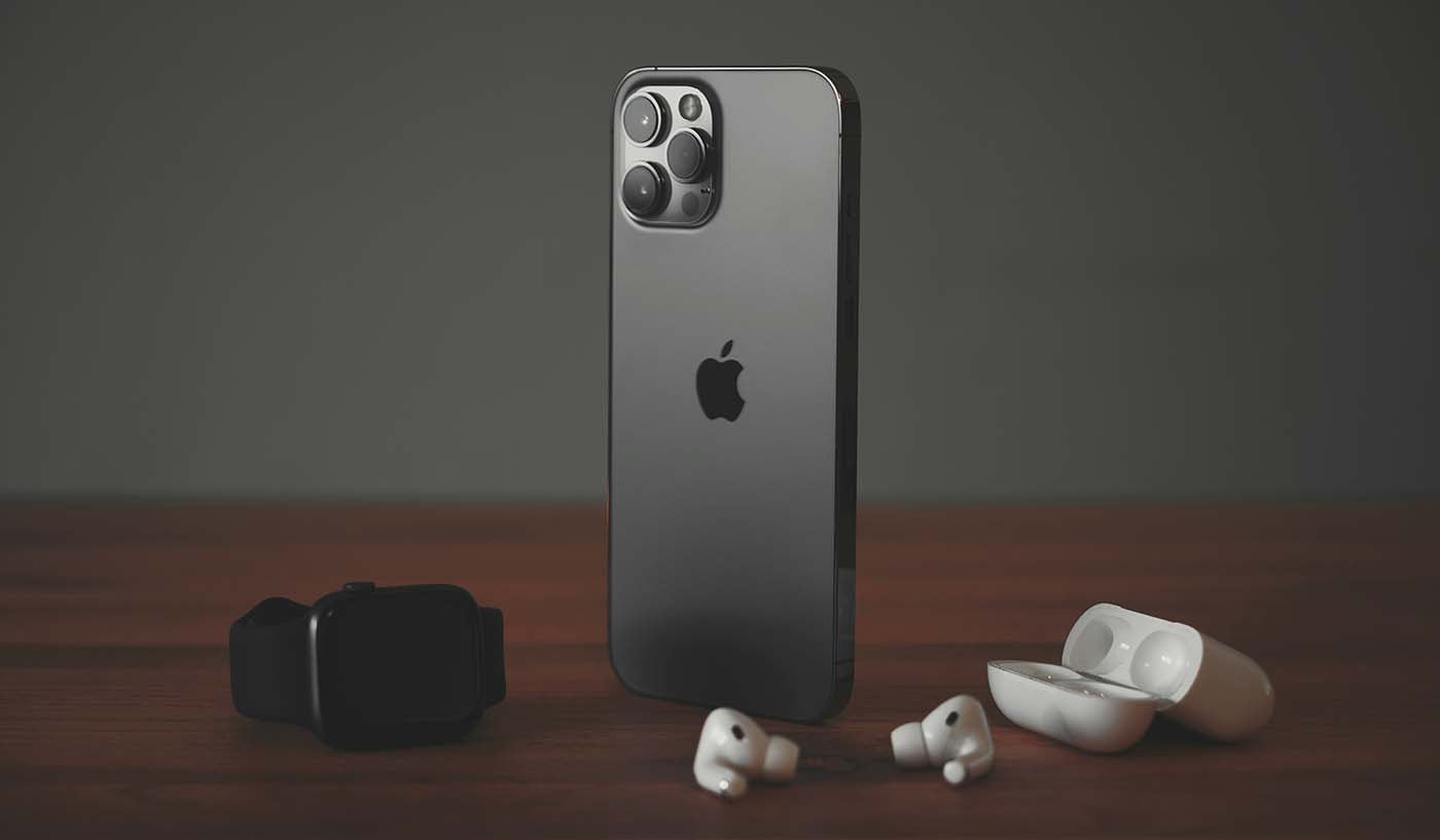 Auriculares Apple AirPods junto a un iPhone