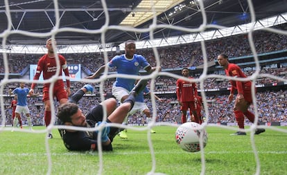 Sterling supera a Allison en el gol del Manchester City.