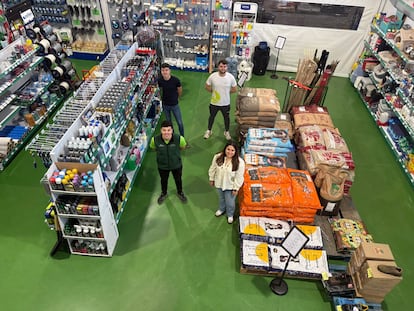 Varios empleados de la cooperativa Olivarera Los Pedroches, que ha abierto una agrotienda en la que comercializa productos cosméticos.