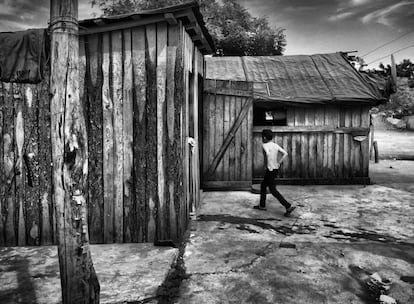 La mayoría de las casas están hechas de madera y carecen de los servicios básicos. Sin embargo, una de las quejas más recurrentes entre los vecinos de Unión es del clima caluroso y húmedo de la zona, ya que ellos provienen de la parte alta del Estado donde hace más frío. Ahora soportan temperaturas de hasta 40 grados en verano.