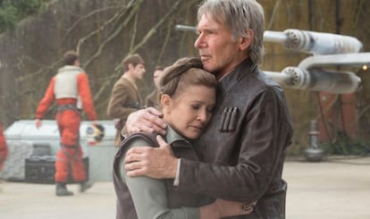 Carry Fisher y Harrison Ford en un fotograma de &#039;El despertar de la fuerza&#039;. 