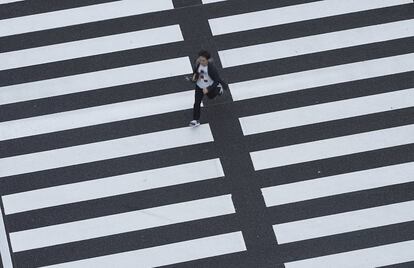 Un peatón en Tokio.